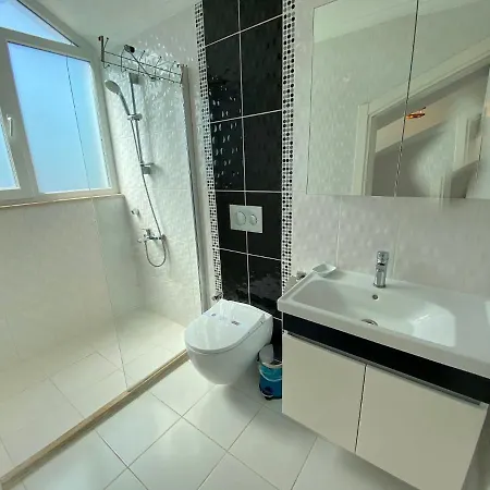 White House, 4 Bedroom, Large Private Pool, Close To Amenities Villa