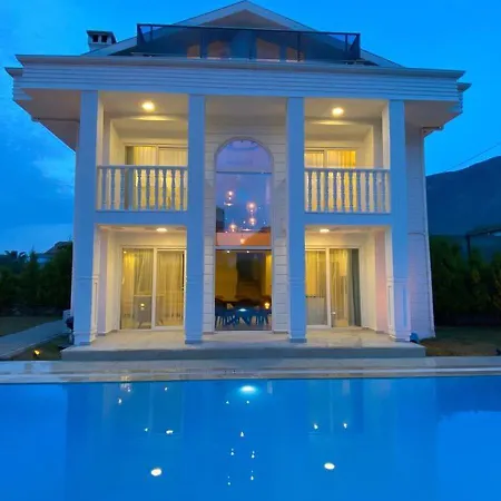 White House, 4 Bedroom, Large Private Pool, Close To Amenities Fethiye