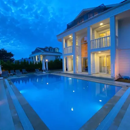 Villa White House, 4 Bedroom, Large Private Pool, Close To Amenities *